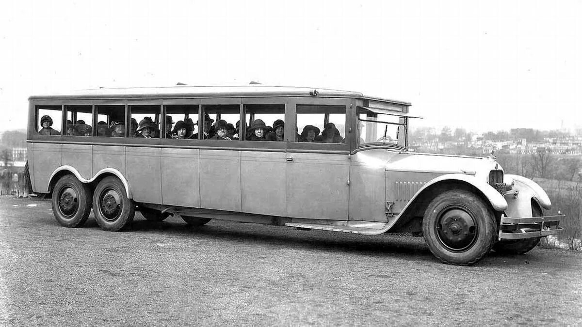 Renault Bus 1925. Самый первый автобус. Ретро транспорт. Автобус 20 века. Автобус первую половину