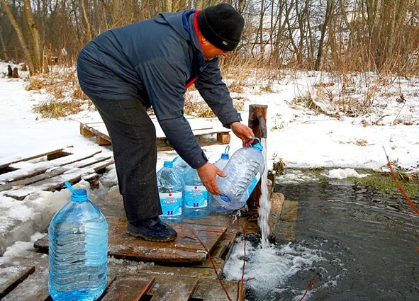 Холодная вода балахна. Набирает воду. Набирают воду из родника. Родниковая вода. Воду с родника набирали.