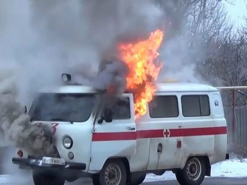 Сгоревшая скорая. Горящая машина скорой помощи. Автомобиль скорой помощи сгорел. Машина скорая сгоревшая.