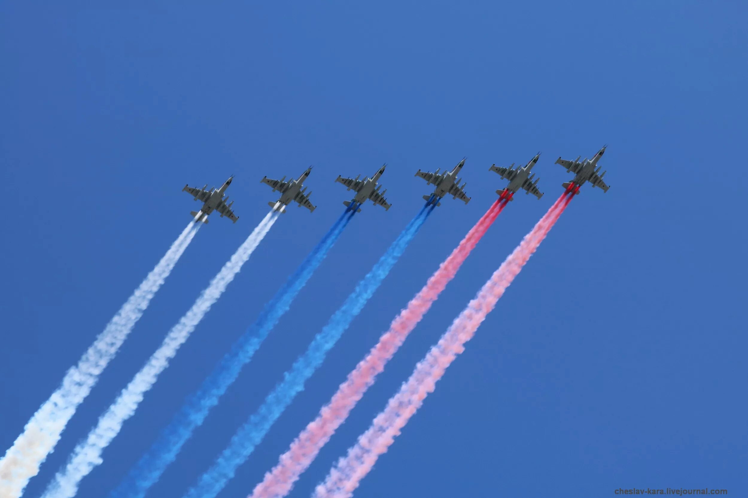 Парад неба. Су 25 флаг россии. су-25 триколор. триколор су-25 на параде победы. штурмовики су 25 парад победы.