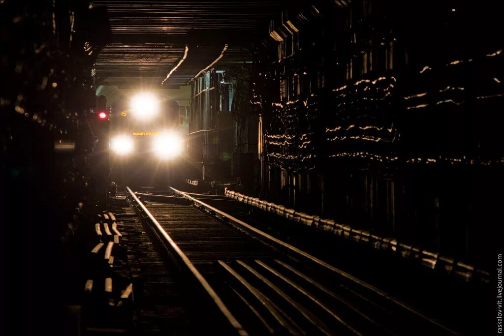 Поезд в тоннеле. Свет поезда в тоннеле. Поезд в тоннеле метро. Свет в тоннеле метро.