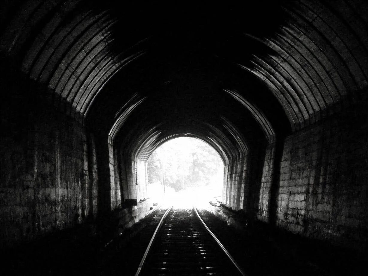 В конце тоннеля свет песня. Свет в конце тоннеля метро. Тоннель метро арт. Мрачный тоннель метро.