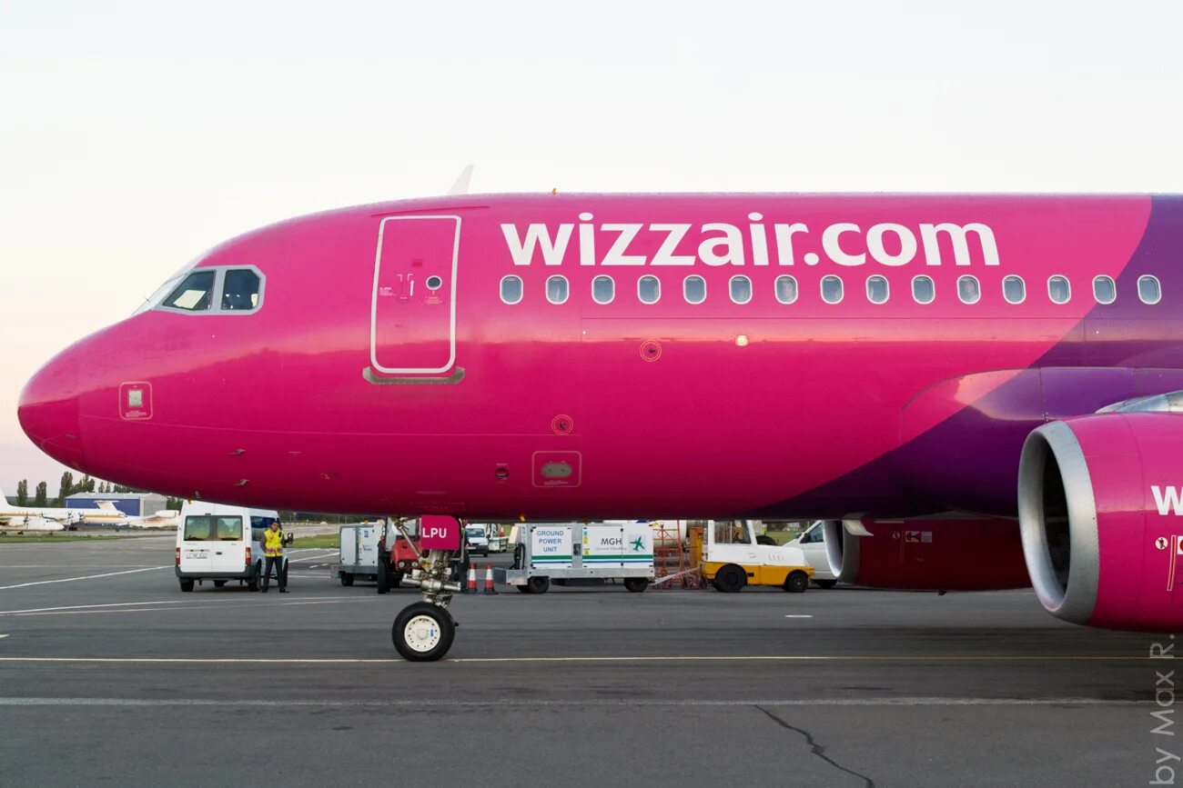 Wizz air ереван. Wizz air logo.