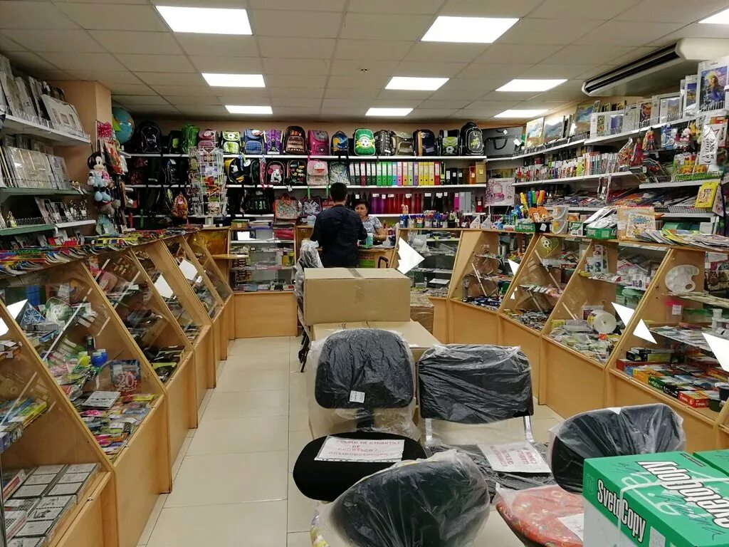 магазин канцтоваров. магазин канцелярских товаров. выкладка канцелярских товаров. канцелярские принадлежности выкладка. выкладка канцелярии.