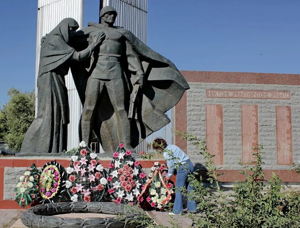 Мемориальные памятники вов. Мемориальный памятник погибшим воинам 1941-1945. Мемориальные памятники вов. Мемориальные памятники вов. Памятники воинам алтайцам погибшив в барнауле.