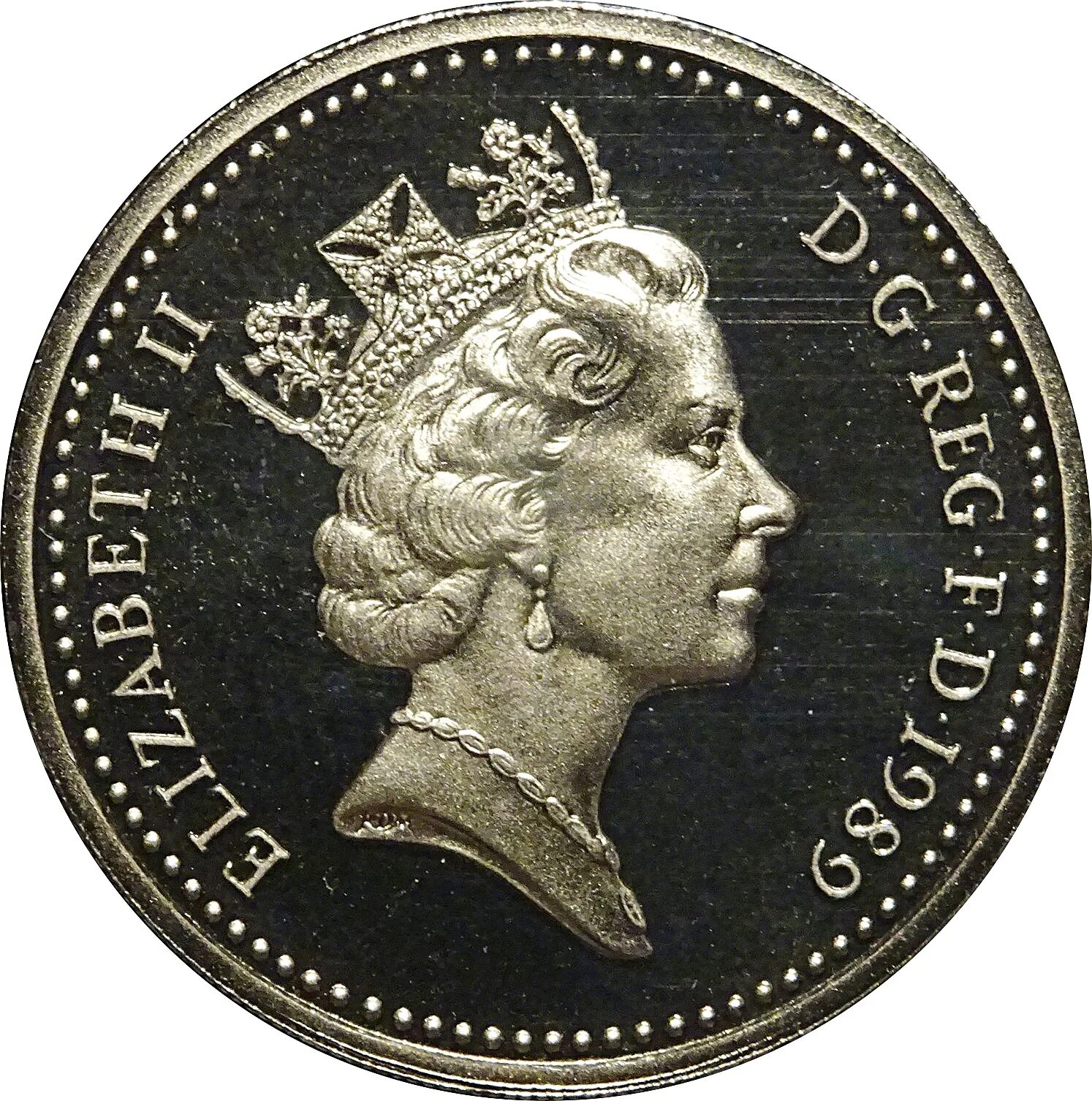 First coins. Монета с Елизаветой 2 one pound. Монета Elizabeth 2. Монеты Елизаветы 2 Великобритания.
