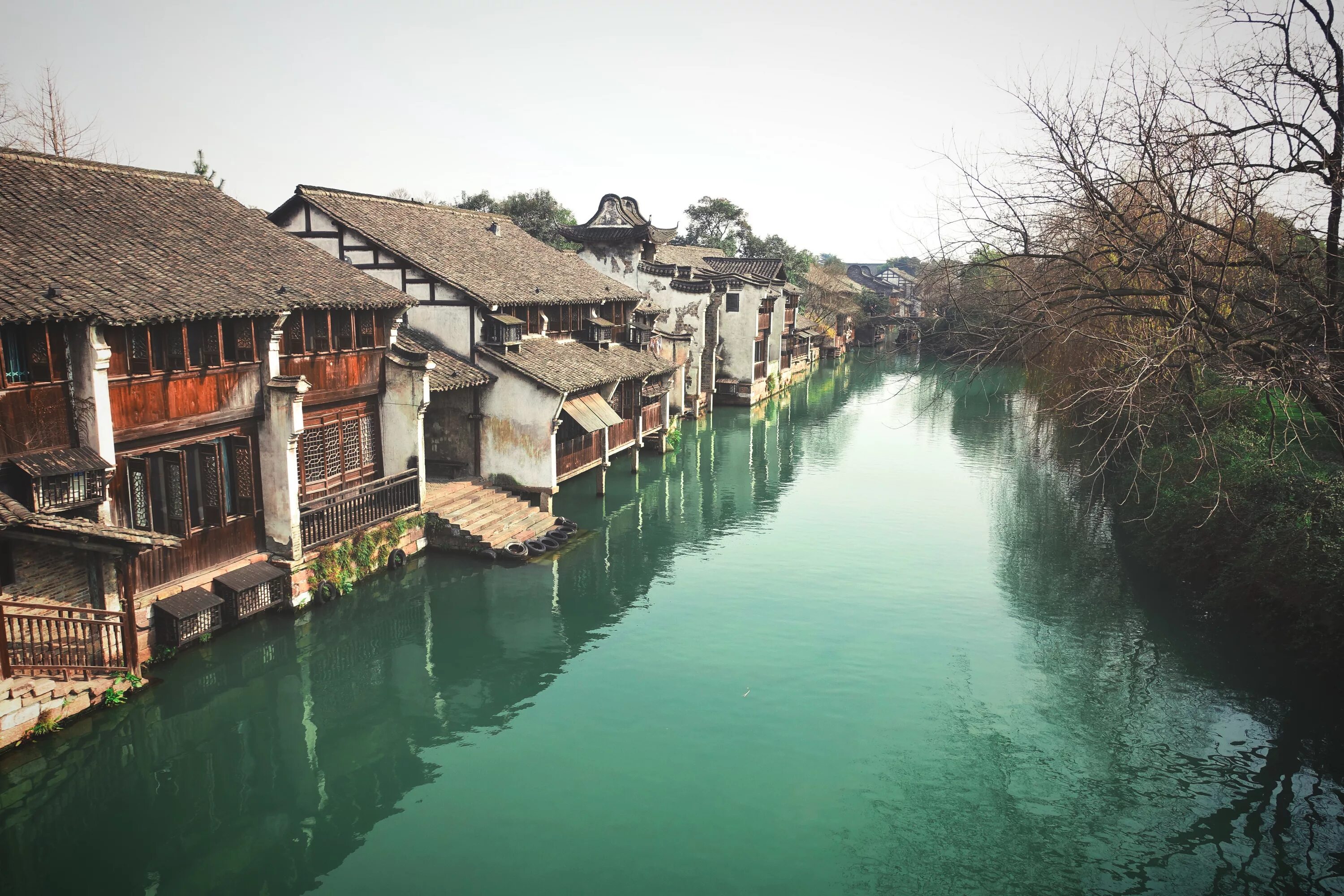 Деревянный город на воде. Чжаотун город на реке. Река Таун. Village canal (канал).