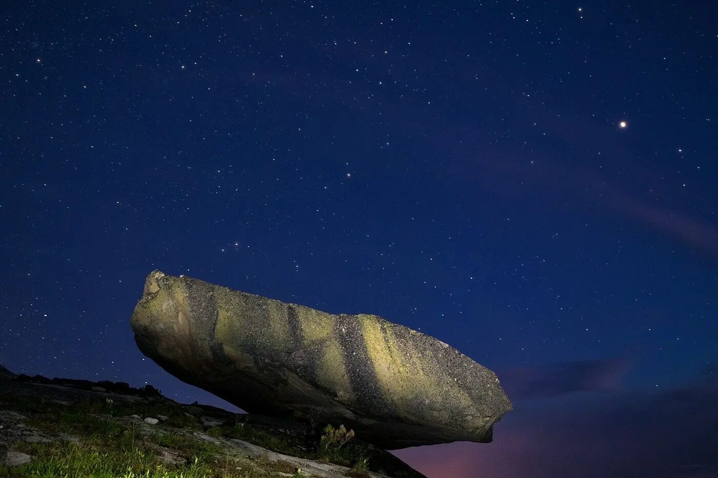 Night stone. Висячий камень Ергаки. Висячий камень в Хакасии в Ергаки. Валун Ергаки. Ергаки природный парк падающий камень.