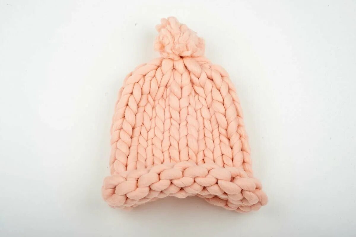 Вязаные шапки вытянутыми петлями. Шапка из пряжи с петельками. Круглая шапочка спицами. Вязаные шапки вытянутыми петлями. Шапка петельками.