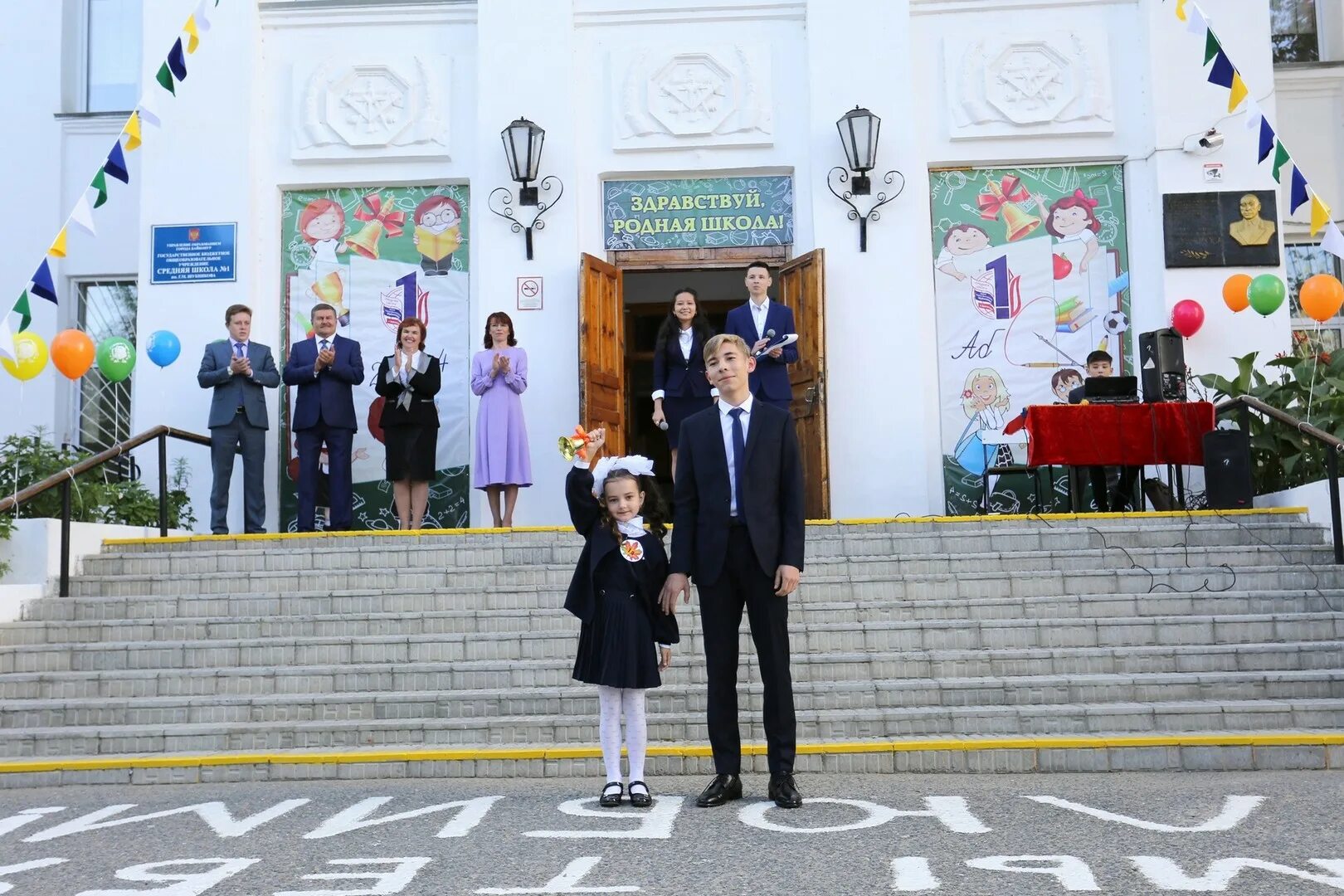 Праздники в сентябре 2022 в россии. Праздника сентябрь 2022. Одинокое дерево в воде. Праздника сентябрь 2022. День волжского бульвара кинешма 2022.