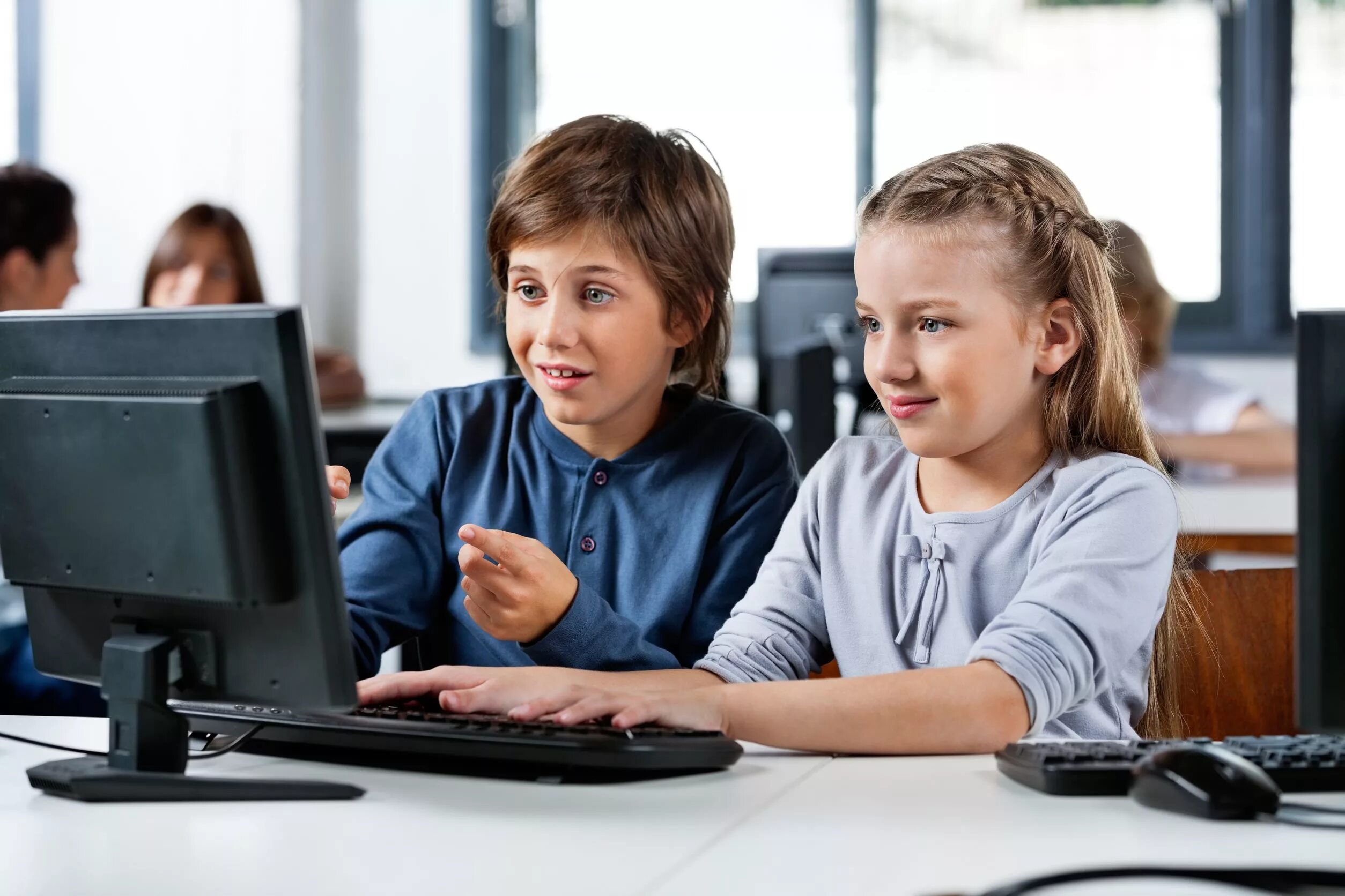 Компьютер для детей. Компьютер для школьника. Ребенок за компьютером. Школьник в интернете. Доступ в интернет в школах