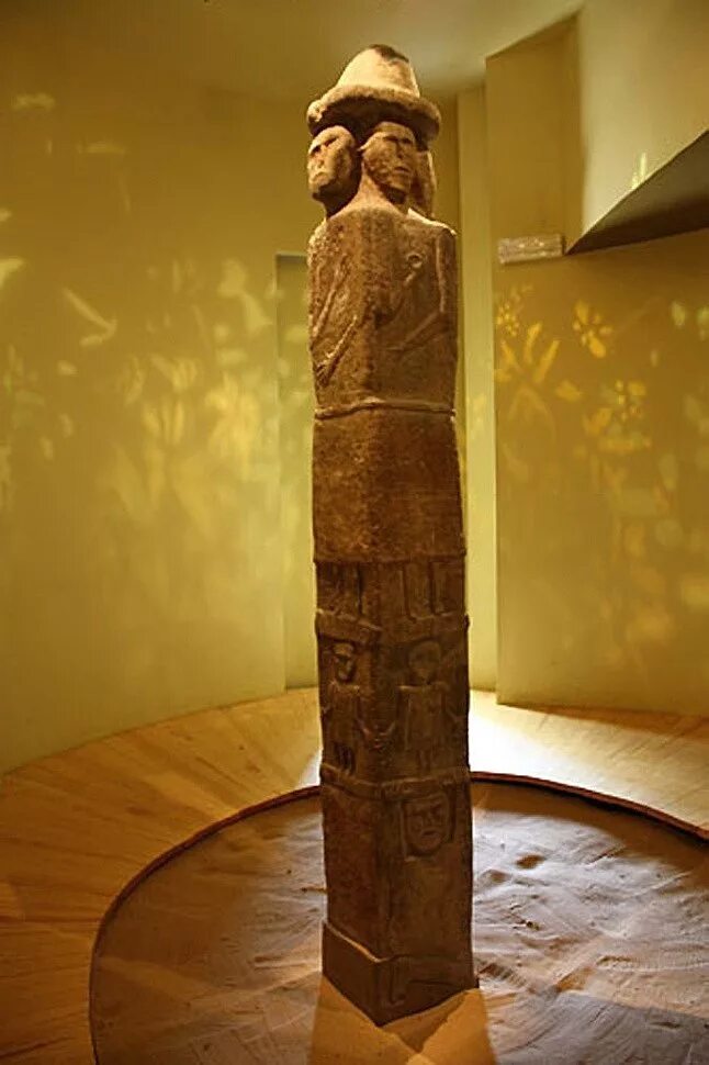 Збручский каменный идол. Збручский идол древних славян. Збручский идол музей.