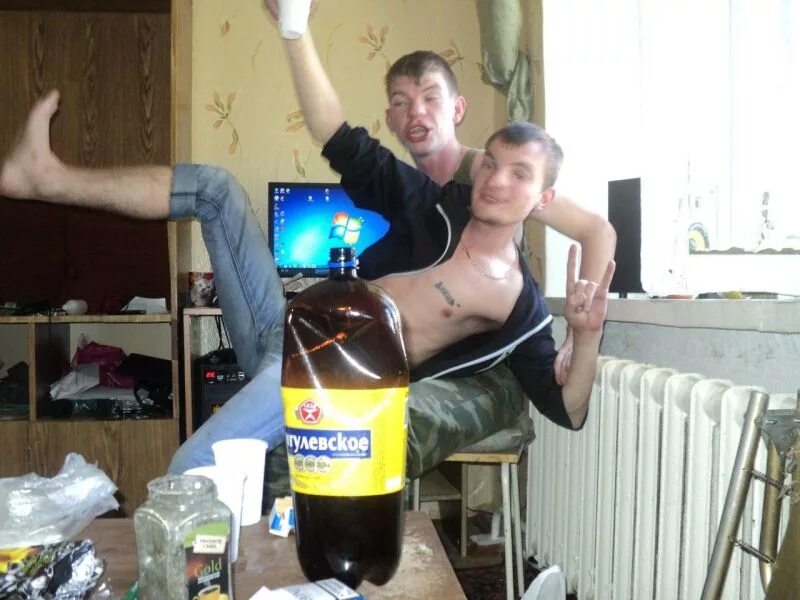 пьяные придурки. пьяные придурки. пьяные придурки. придурки в социальных сетях. пьяный русский мужчина.