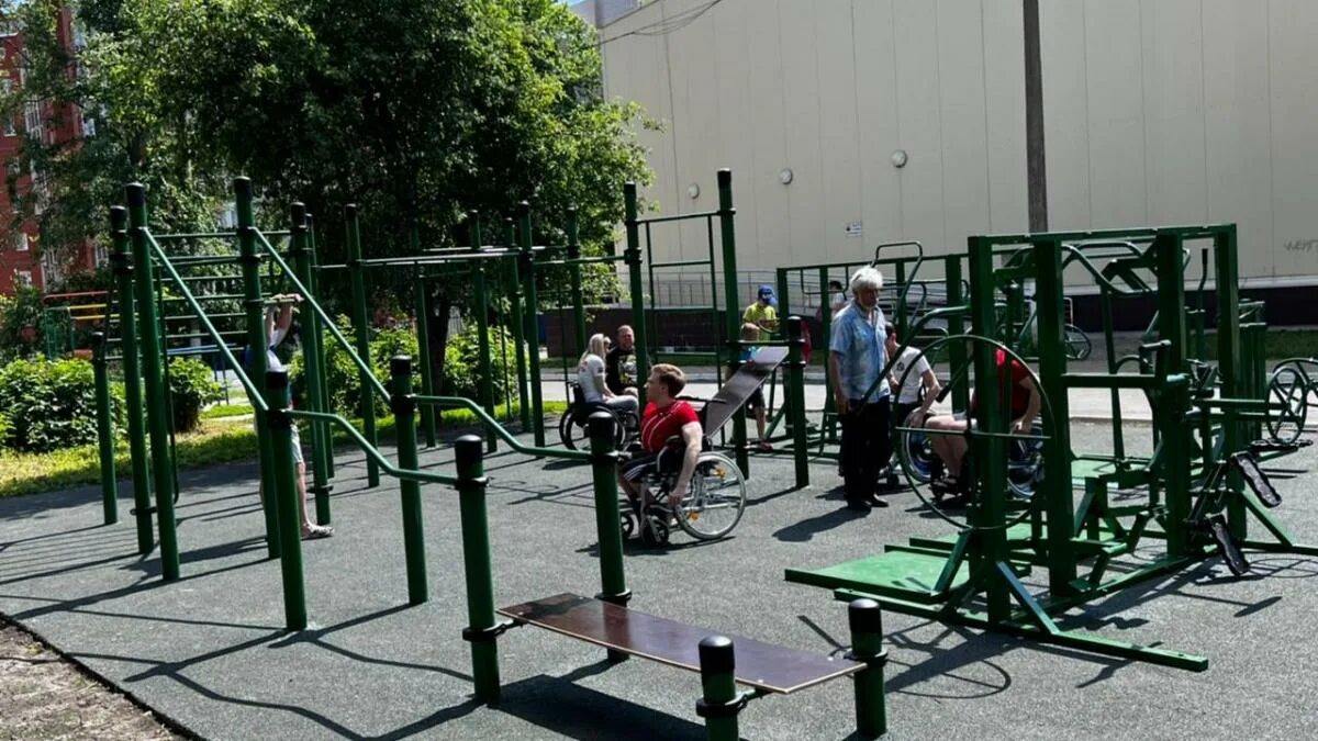 Спортивные площадки для мгн. Игровая площадка для детей инвалидов. Оборудование для инвалидов уличное. Доступность площадки. Спортивная площадка для инвалидов.