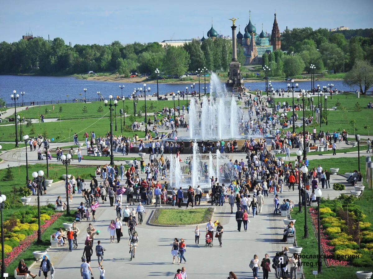 В каком городе погулять. Ярославль население 2022. Парк стрелка Ярославль. Стрелка в Ярославле лето. Ярославская стрелка в Ярославле.