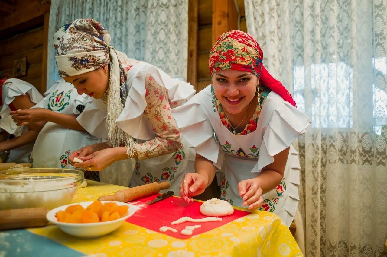 Какие бывают татарские. Татарское гостеприимство Чак Чак. Татарская кухня Чак Чак. Татарский праздничный стол. Традиции татарской кухни.