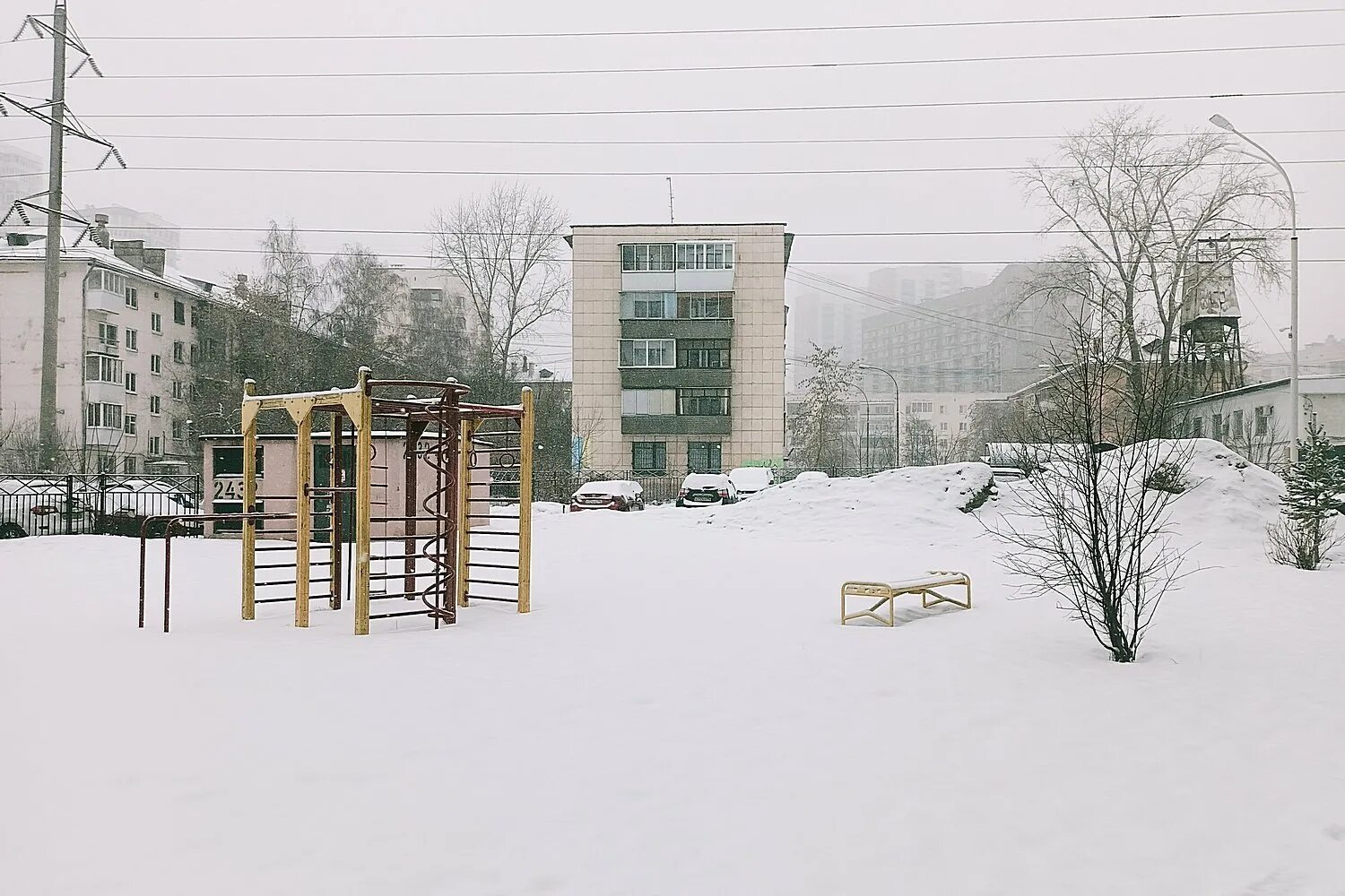 Пикник 14 апреля екатеринбург. Екатеринбург в апреле. Екатеринбург в апреле фото. Снег в 2014 в Екатеринбурге в апреле фото. Снег в апреле.