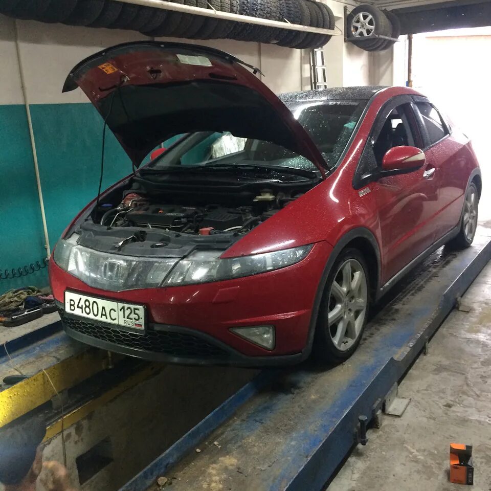 Масло хонда цивик 5д. Honda Civic 5d 2008 крышка домкрата. Фильтр 0 сопротивления Honda Civic 8 5d. Honda Civic 8 поколение амортизаторы. Civic 5d 2008 с брызговиками.