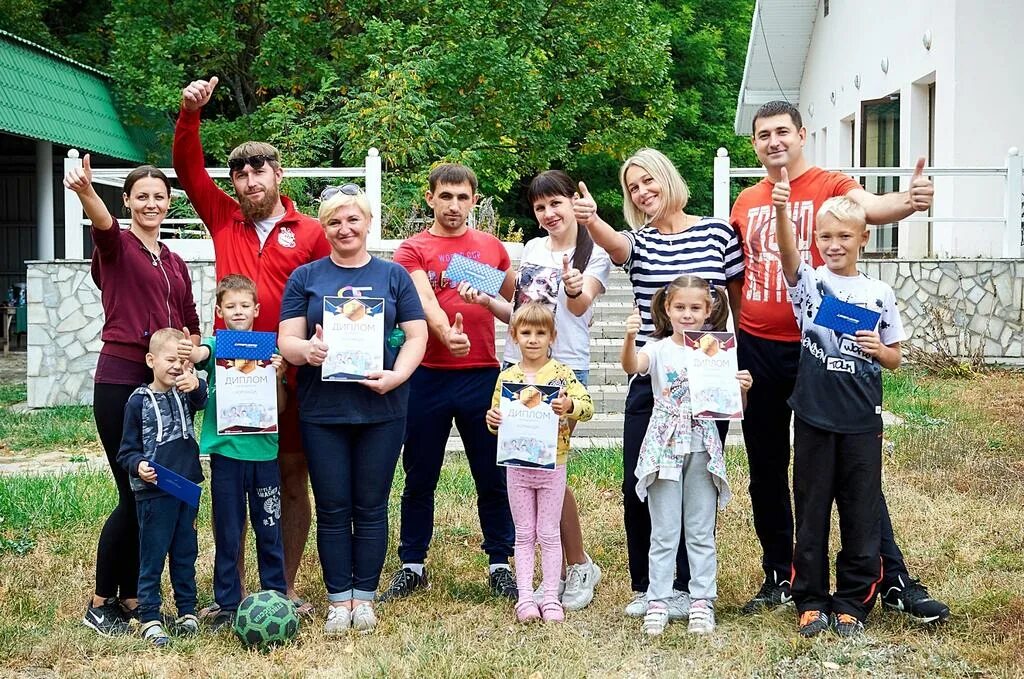 Команда семьи на соревнованиях. Футбольная команда Оскол-СГОК. Картинки соревнования семейных команды.