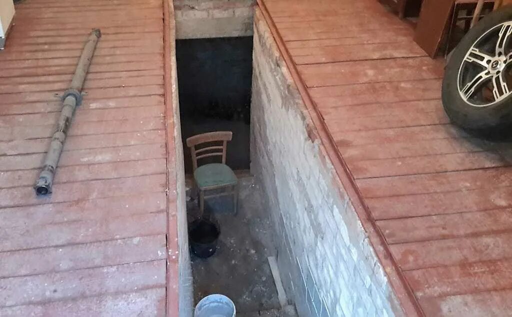 Как уложить пол в гараже. Деревянный пол в гараже. деревянный пол в гараже с ямой. пол в гараже из досок. деревянный пол в металлическом гараже.