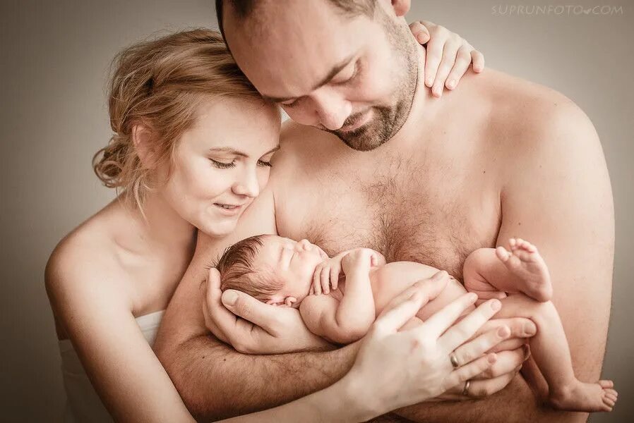 папа мама и малыш эко. семья с маленьким ребенком. рождение ребенка в семье. папа мама и малыш эко. мама папа и ребенок.