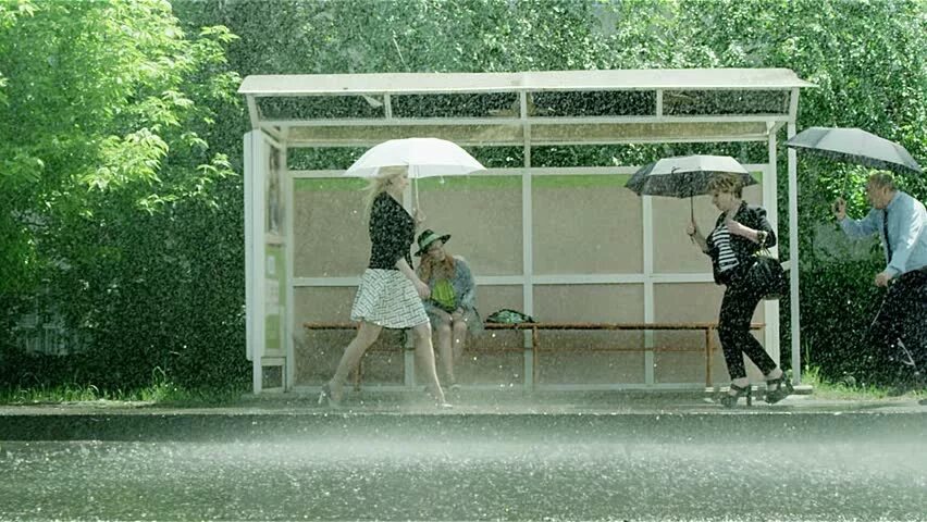 Остановка дождь. Остановка под дождем. Автобусная остановка дождь. Девушка на остановке.