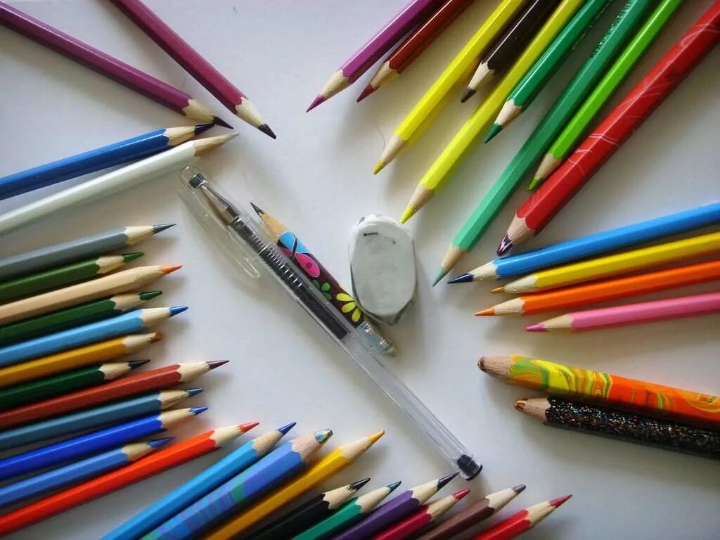 карандаши на столе. карандаши цветные ручка. яркие карандаши. ручки карандаши фломастеры. ручки фломастеры.