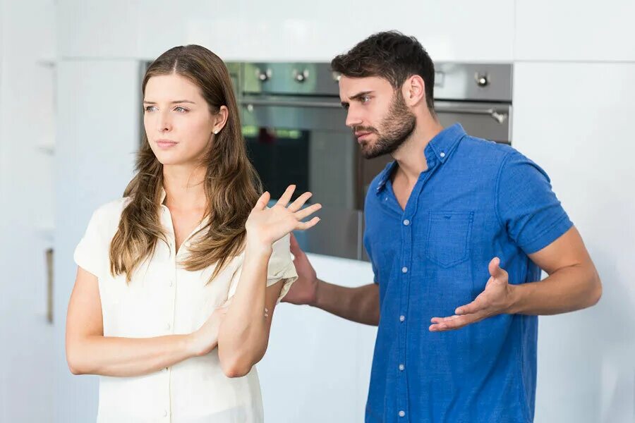 Парень выгнал девушку. Парень выгнал девушку. Выгнал жену. Девушка прогнала парня. Выгнал девушку за измену.