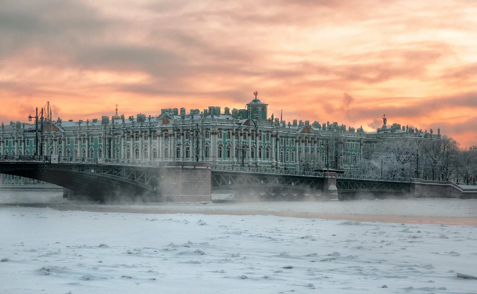 Спб январь. Туман Нева Санкт Петербург. Морозный туман Санкт Петербург. Туман Нева Санкт Петербург 18. Питер в тумане.