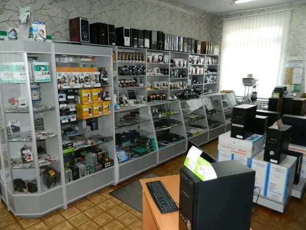 Магазины техники в симферополе. Компьютерный магазин. Магазин компьютерной периферии. Магазины ПК Петротекс.