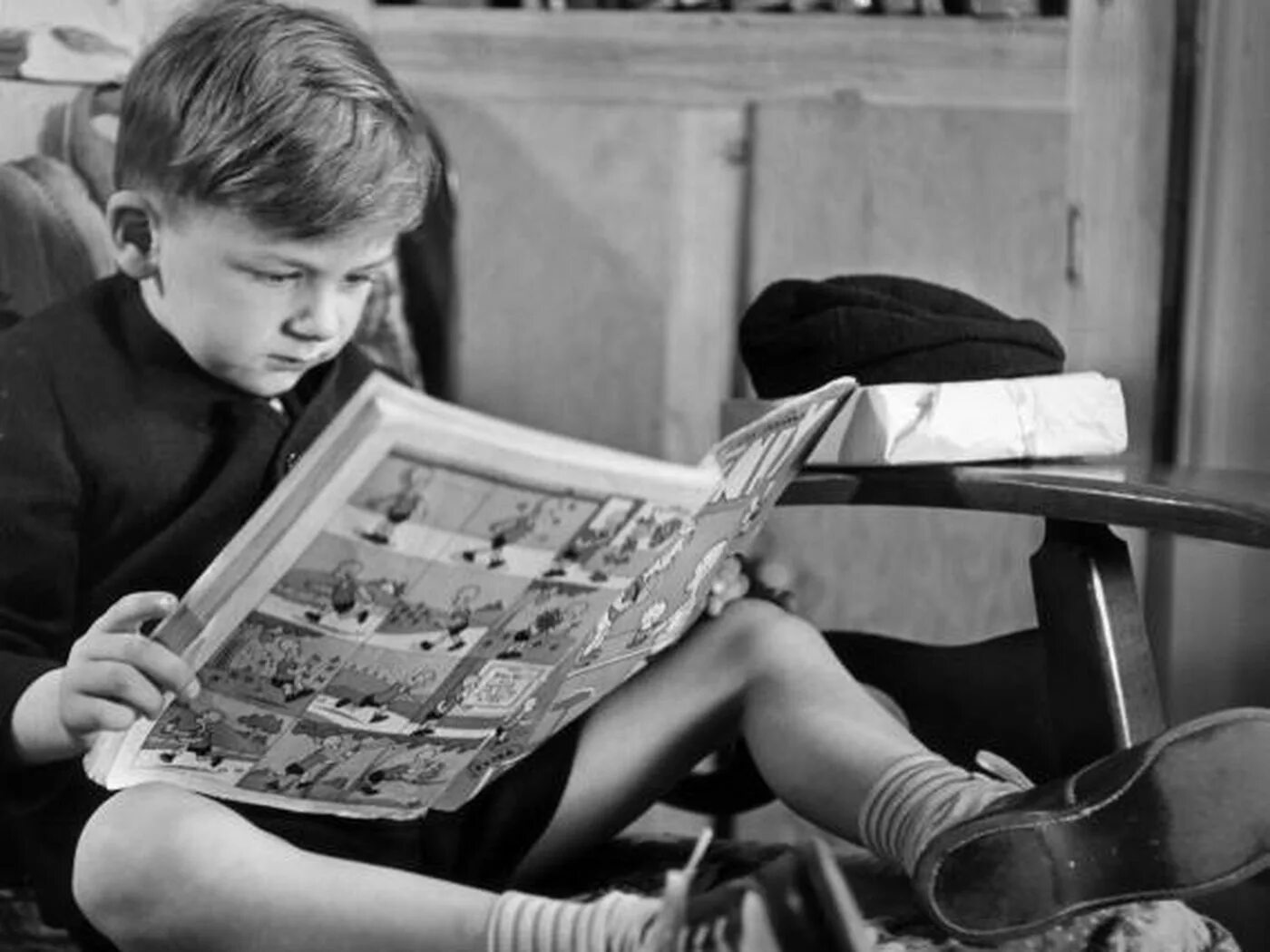 Boy s books. Дети читают. Чтение книг. Ребенок читает книгу. Дети за чтением книг СССР фото.