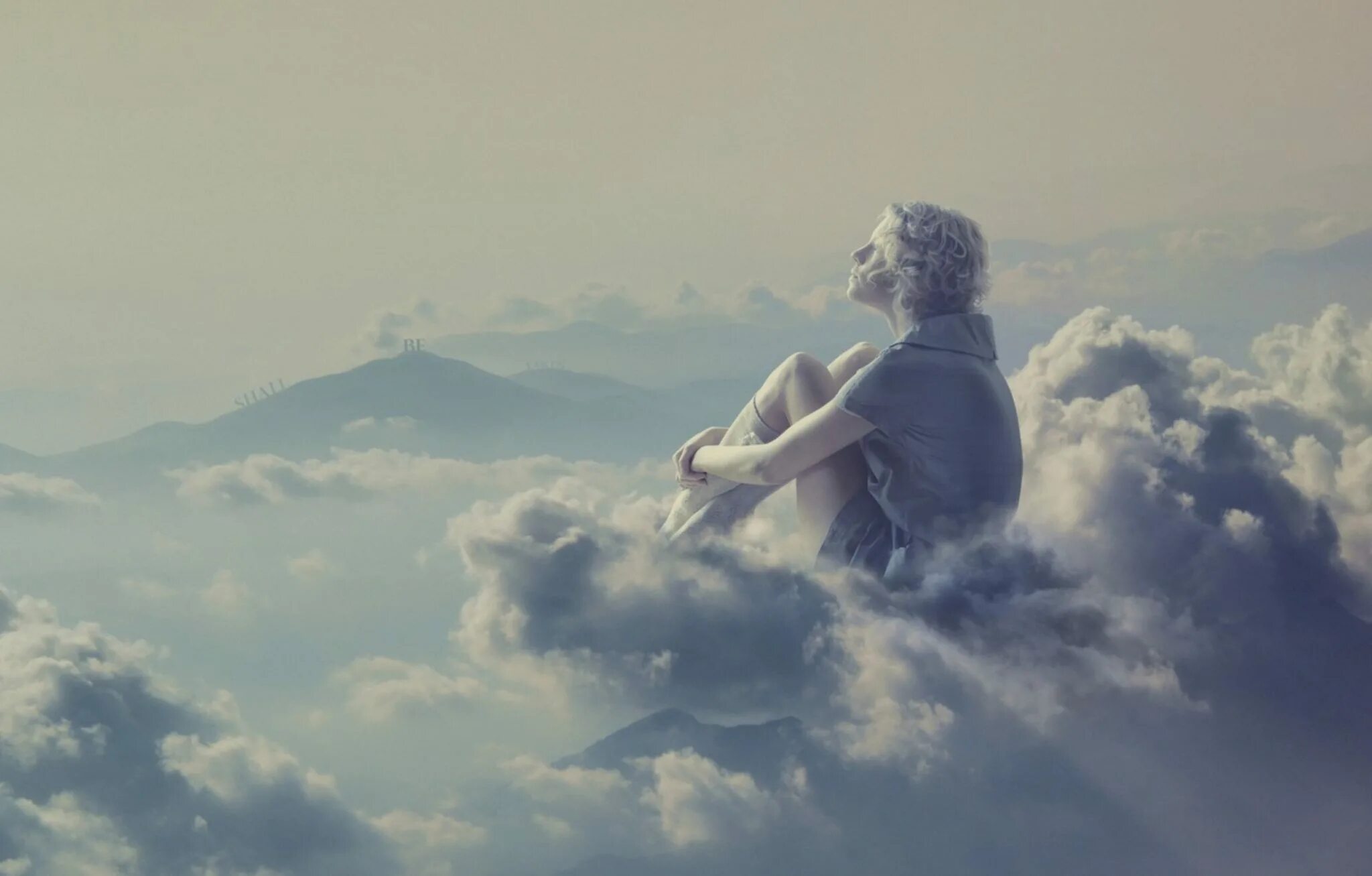 Ввысь слушать. Человек на облаке. Девушка в облаках. Сидит на облаке. Человек на фоне облаков.