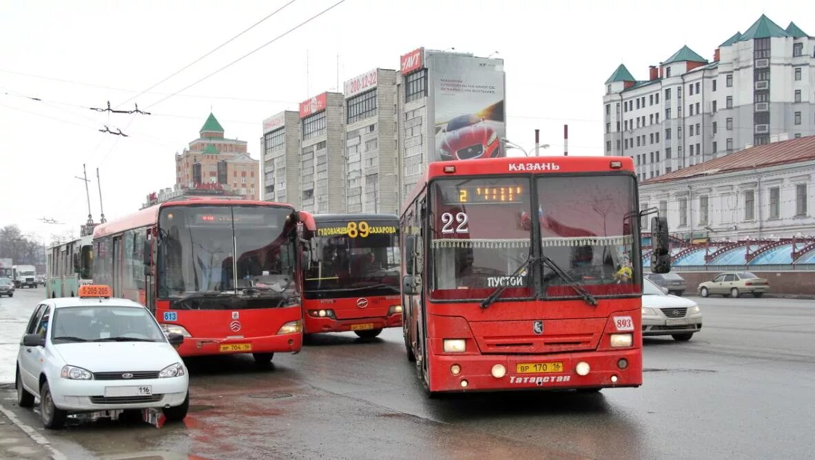 В казани автобусы ездят. 1 Автобус Казань. 10 Автобус Казань. Красный автобус Казань. Красный автобус Казань маршрут 1.