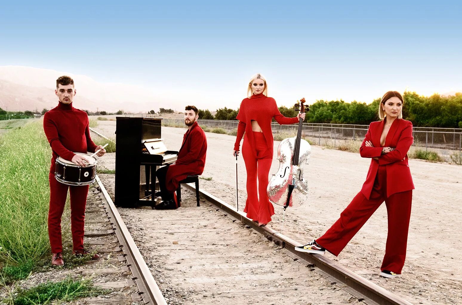 Clean bandit mix. Группа clean bandit. clean bandit фото солистки. clean bandit concert.
