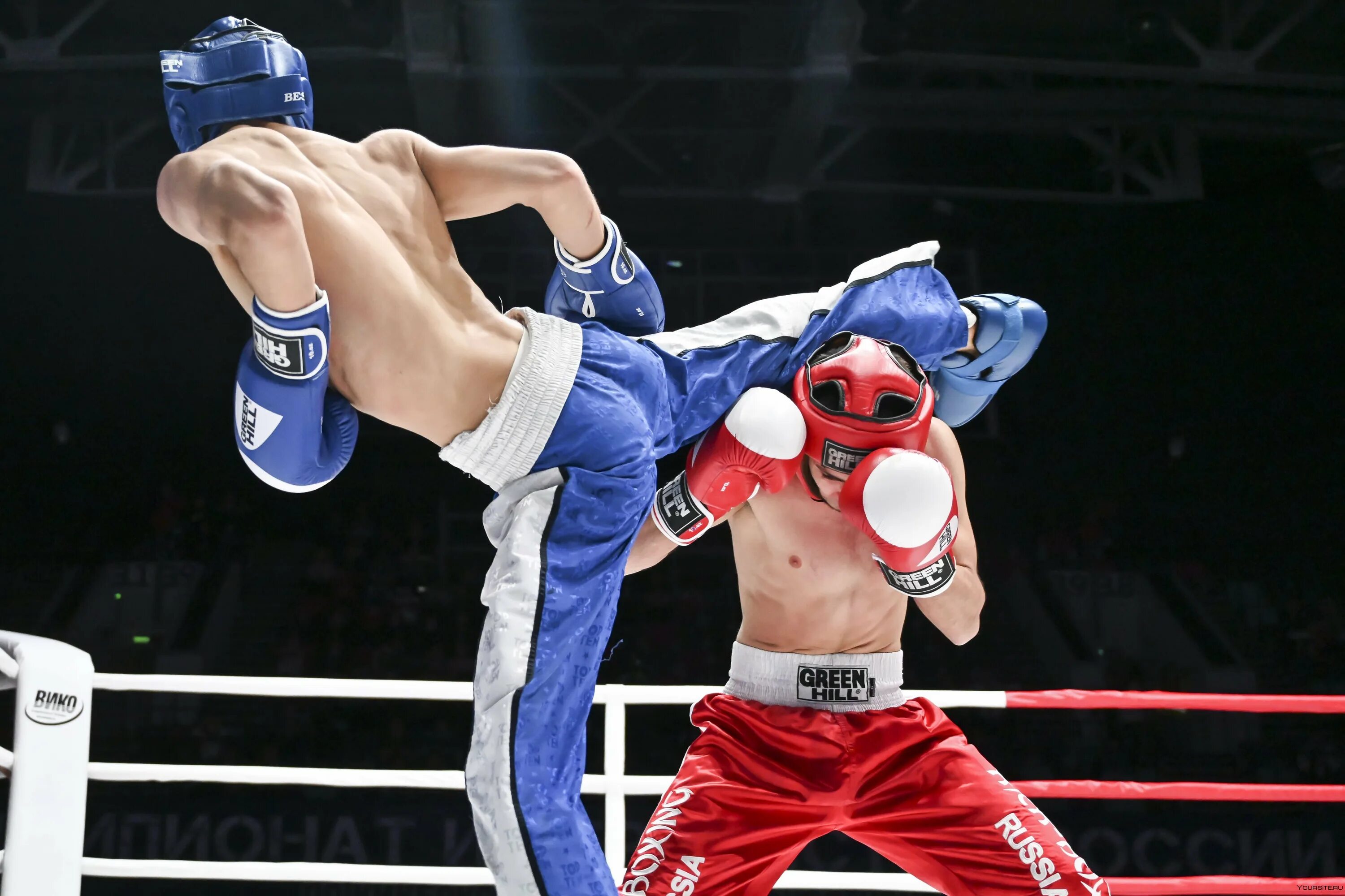 Муай тай кикбоксинг. Кикбоксинг кикбоксеры. Алмаз юсупов кикбоксер. Где есть кикбоксинг. Американский кикбоксинг.