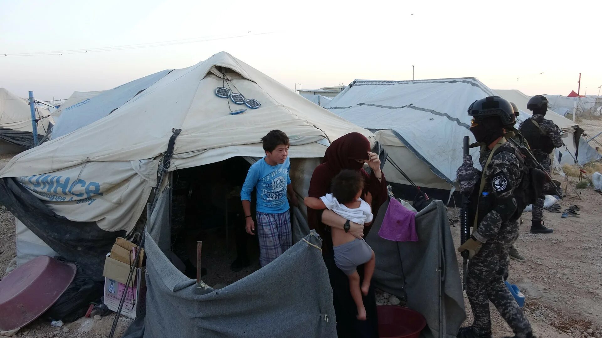 Новости холе. Аль Холь лагерь беженцев. В лагере беженцев «Аль-хол». Лагерь беженцев в Сирии Аль Холь.