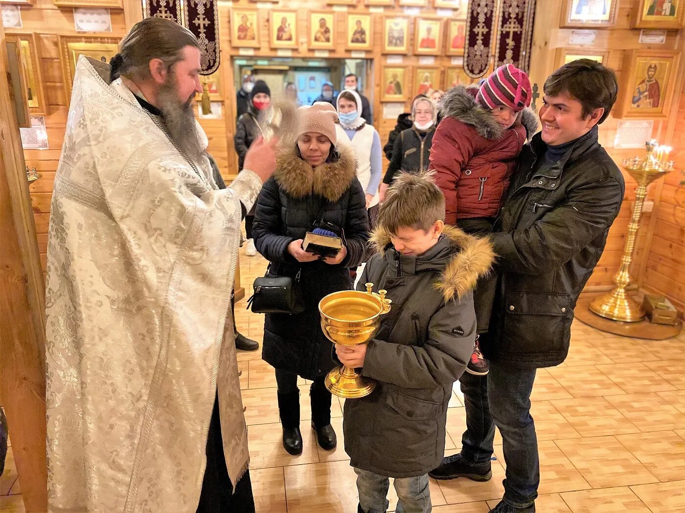 Ермоген зюзино. Храм святителя Ермогена в Зюзино. Церковь Святого Ермогена в Чертаново. Храм св. мученика Ермогена в Чертанове. Храм Ермогена в Чертаново пение.