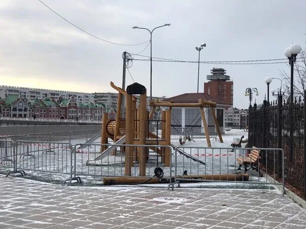 В йошкар оле подросток. Упали качели в йошкар оле. Упавшая качель йошкар-ола. Гибель подростка на набережной йошкар-ола. Детская площадка на набережной йошкар-ола.