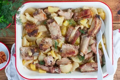 Картошка с ребрышками и грибами в духовке