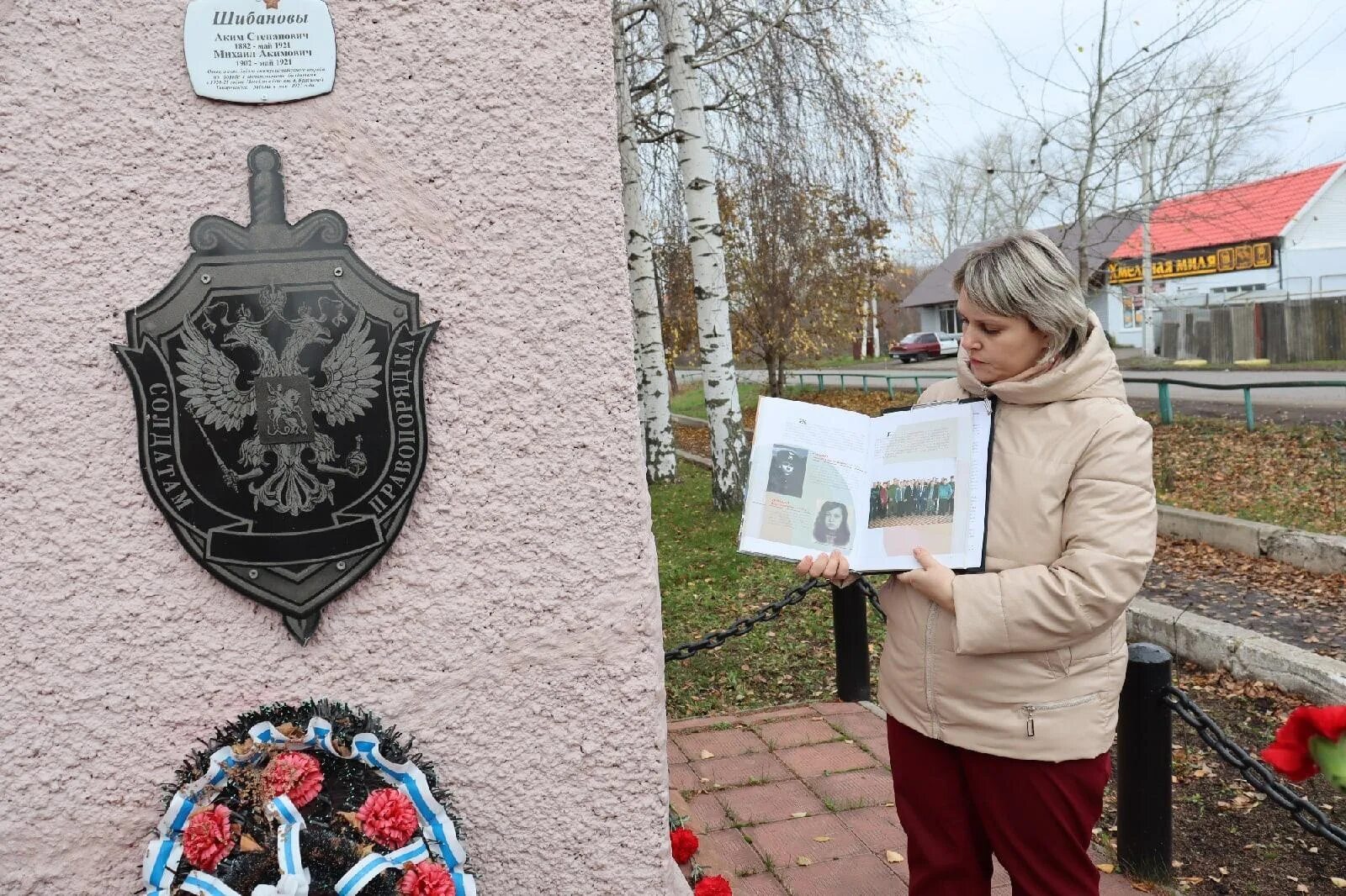 Памятник сотрудникам органов внутренних дел Донецк. Памятник сотрудникам МВД погибшим при исполнении. Памятники сотрудникам ГИБДД. Деревня черная грязь памятник сотрудникам МВД. 5 памятных событий