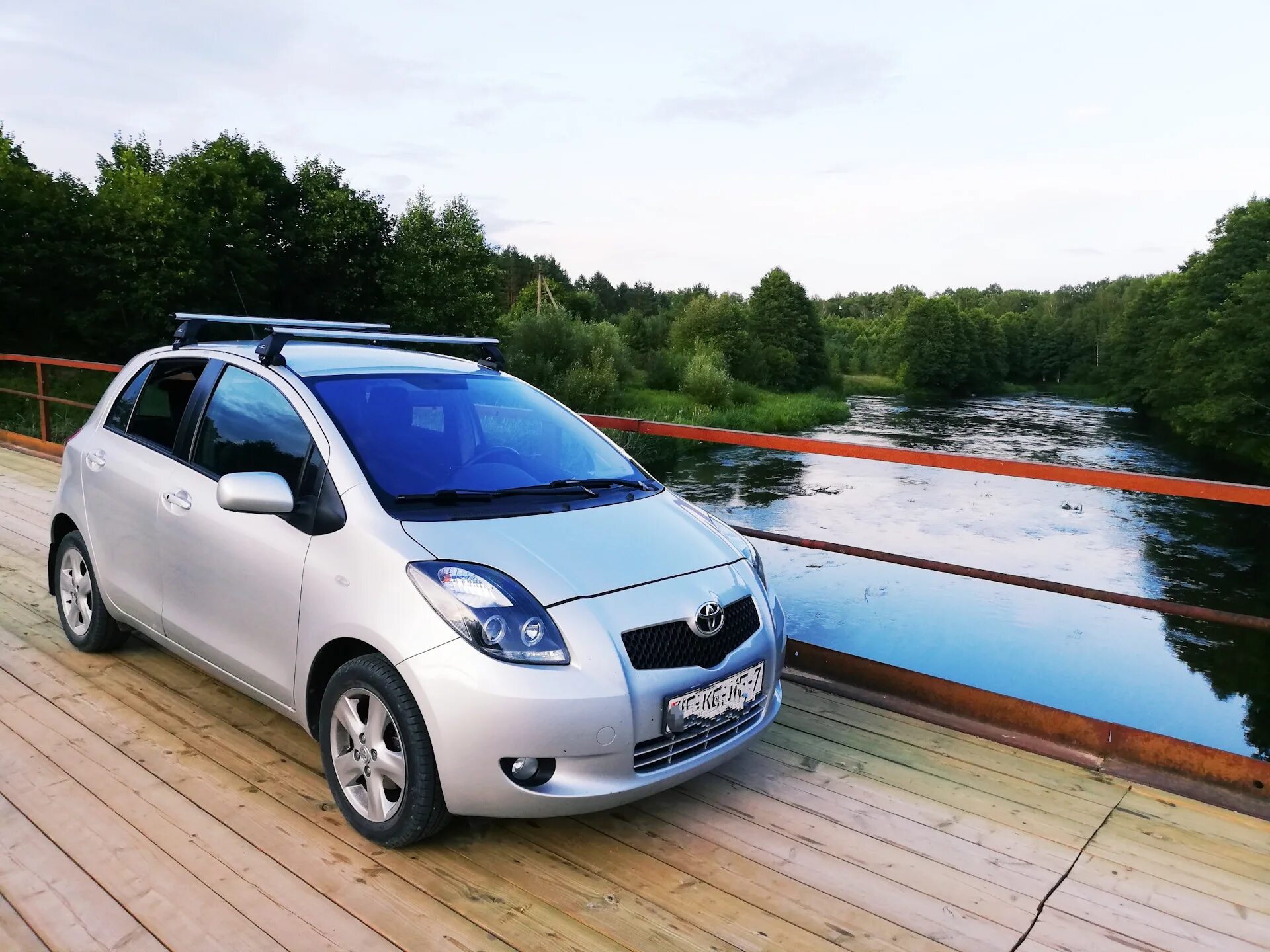 Рейлинги toyota vitz 2000. Крыша тойота ярис. Багажник на крышу vitz 2001. Крепление багажника на крышу тойота витц. Toyota yaris 2007 багажник.