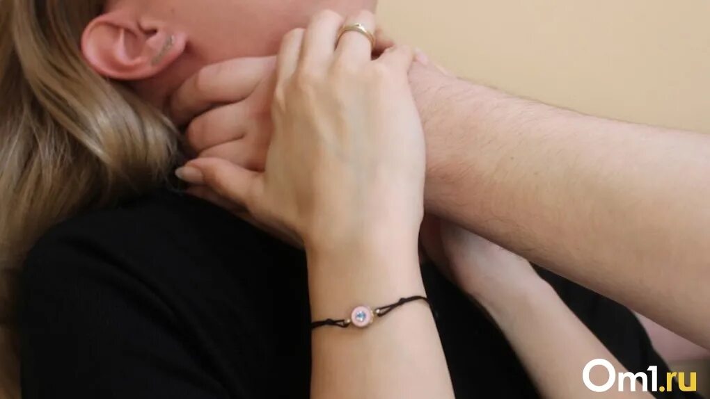 Задушенные красивые женщины. Девушка свернула шею. Девушка свернула шею. Девушка свернула шею. Девушка свернула шею.