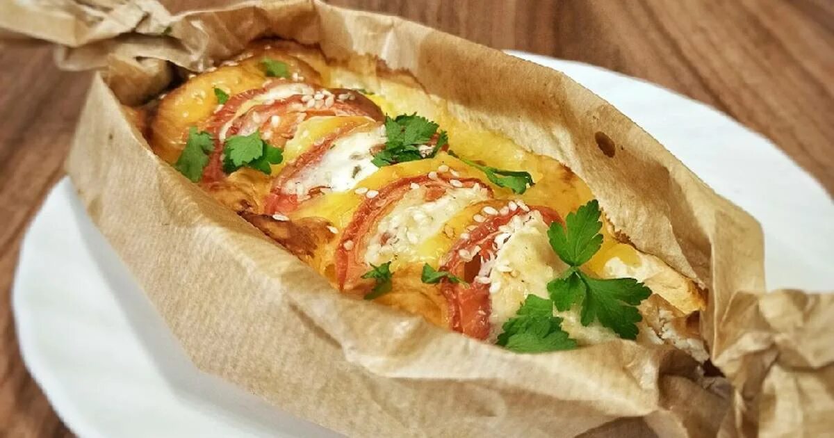 Куриное филе в пергаменте. Куриная грудка в лодочке. лодочка с курицей. лодочки пергамента с курицей. лодочка с куриным филе.