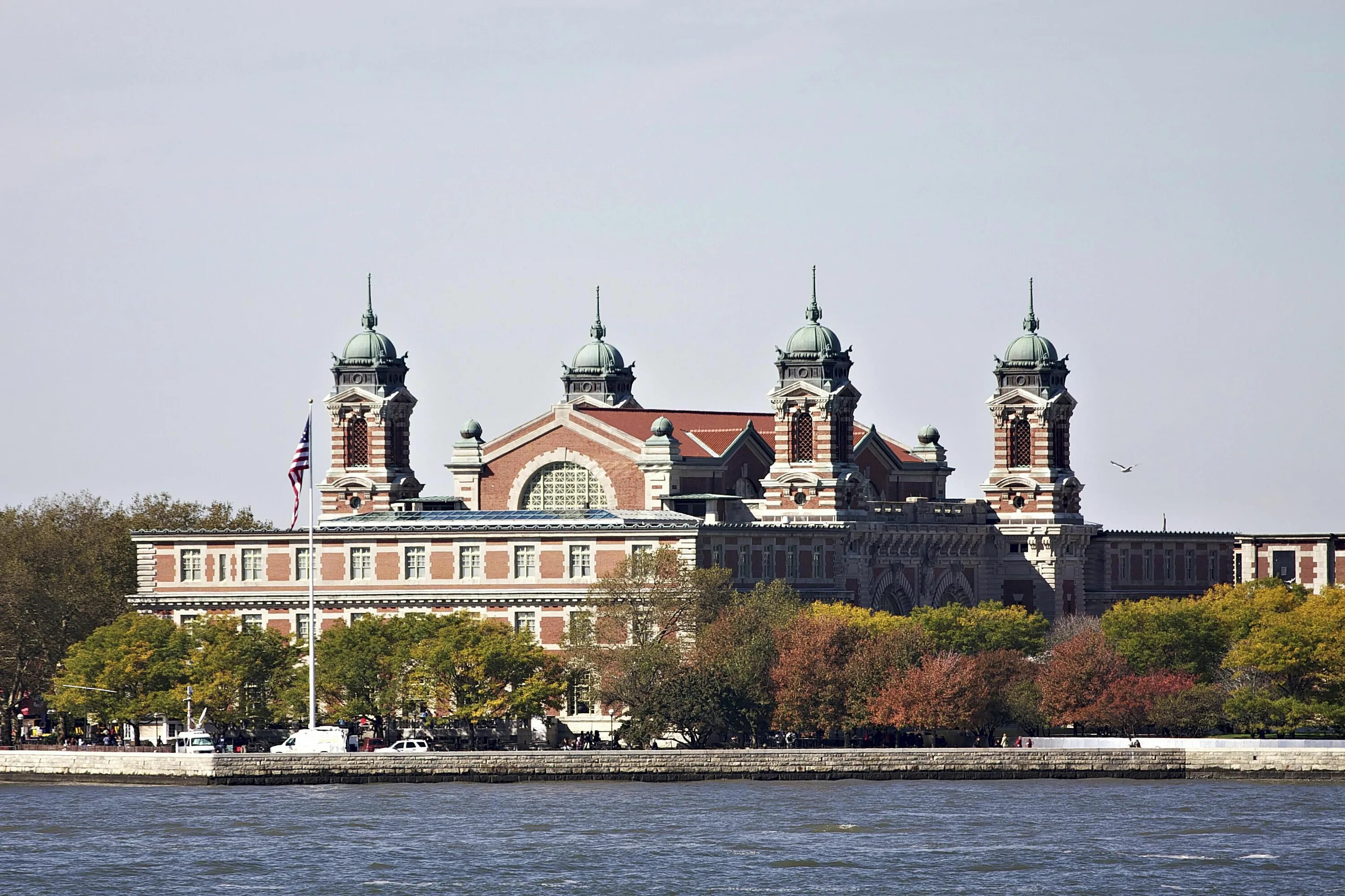 Ellis island. Эллис Айленд. Эллис Айленд в Нью-Йорке. Остров Элис Айленд музей. Национальный монумент острова Эллис.