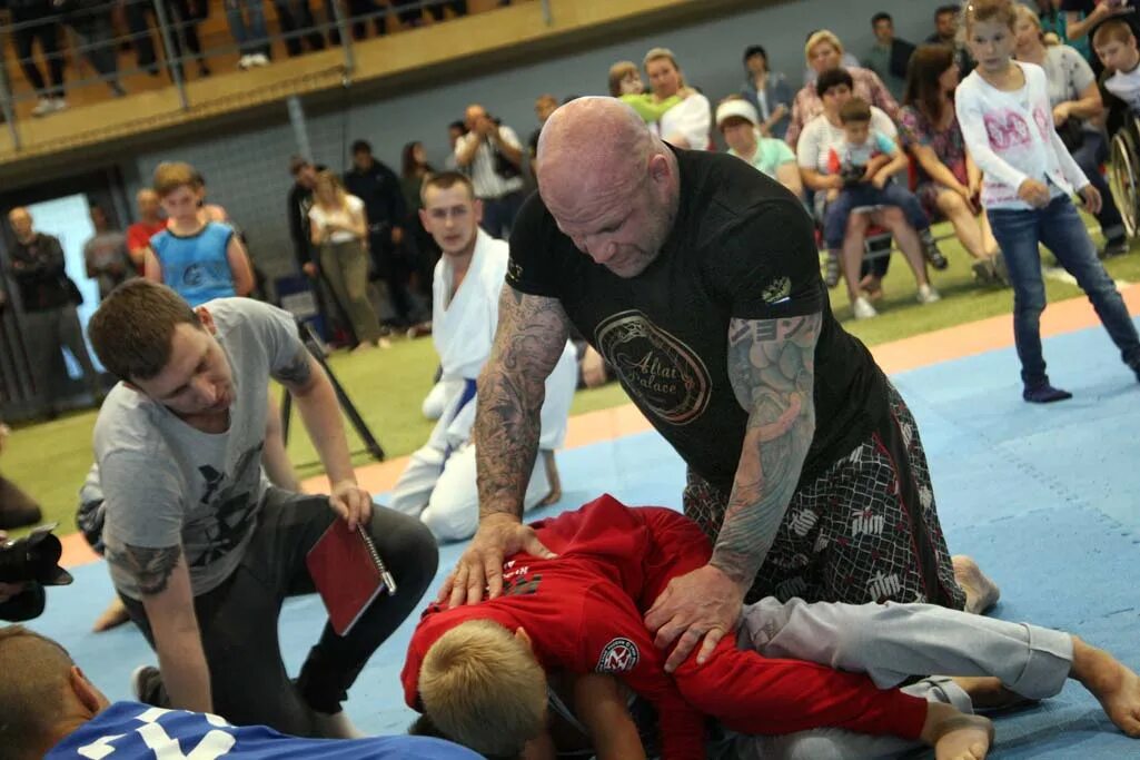 Монсон на аллеях парка. Пер монсон социолог. Монсон на аллеях парка. Джефф монсон отказывается от американского гражданства. Введение в социологию книга.