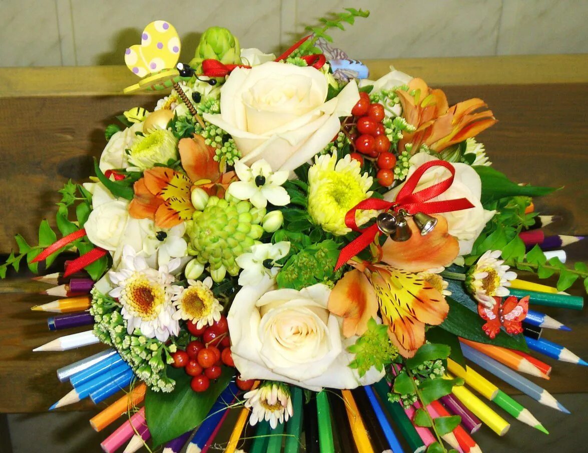 школьный натюрморт. фон для учителя. поздравление с днем учителя на доске. с днем учителя картинки. школьные цветы.