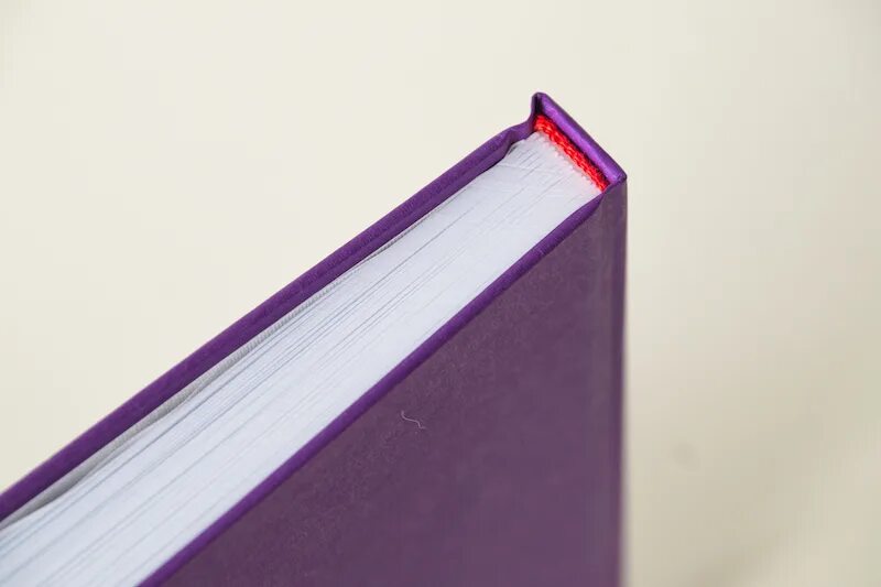 Книга с сиреневой обложкой. Блокнот квадрат. Скетчбук 20 20. Скетчбук 20 см. Скетчбук 20 на 20.