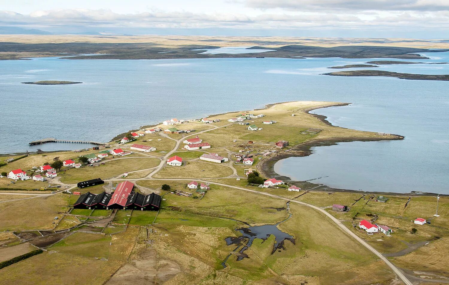 Джордж (остров, Фолклендские острова). ГУЗ-Грин. Фолкленды Альбатрос. Falkland Islands банк.