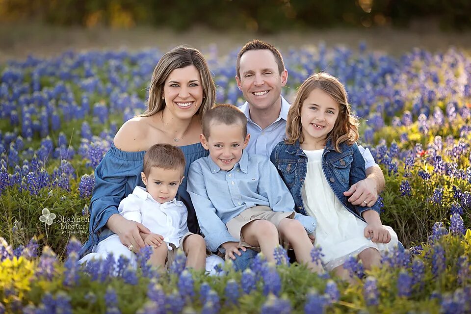 Цвета года семьи. Семейная фотосессия в синем цвете. Семейная фотосессия в голубых тонах. Семейный фотопортрет. Семейная фотосессия в синих тонах на природе.