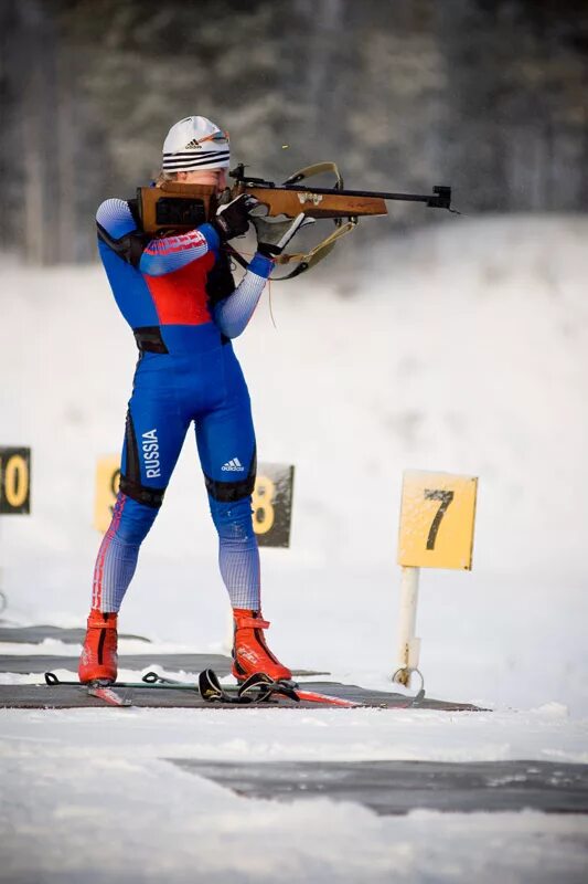 Стрельба на лыжах. Как стрелять с лыжных палок. Странные положения для стрельбы. Виды спорта. Гонки на лыжах со стрельбой.